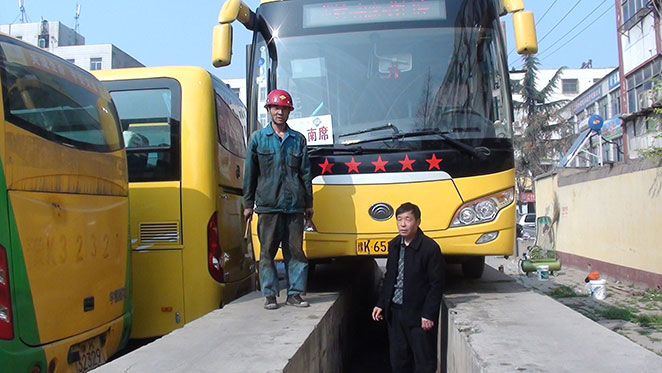 長(cháng)葛粵鑫客運公司司機檢查車(chē)輛,長(cháng)葛市粵鑫汽車(chē)運輸有限公司