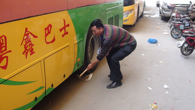 長(cháng)葛粵鑫客運公司司機檢查車(chē)輛,長(cháng)葛市粵鑫汽車(chē)運輸有限公司