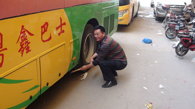 長(cháng)葛粵鑫客運公司司機檢查車(chē)輛,長(cháng)葛市粵鑫汽車(chē)運輸有限公司