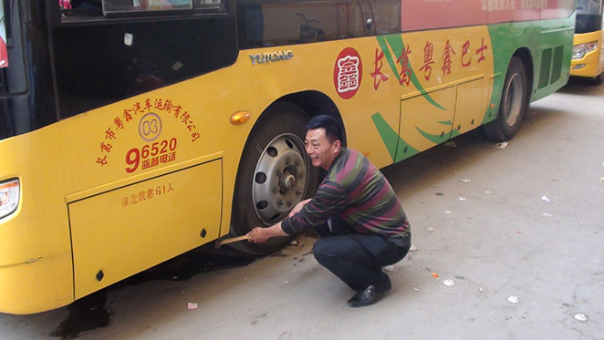 長(cháng)葛粵鑫客運公司司機檢查車(chē)輛,長(cháng)葛市粵鑫汽車(chē)運輸有限公司