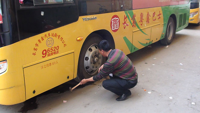 長(cháng)葛粵鑫客運公司司機檢查車(chē)輛,長(cháng)葛市粵鑫汽車(chē)運輸有限公司