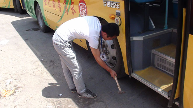 長(cháng)葛粵鑫客運公司司機檢查車(chē)輛,長(cháng)葛市粵鑫汽車(chē)運輸有限公司