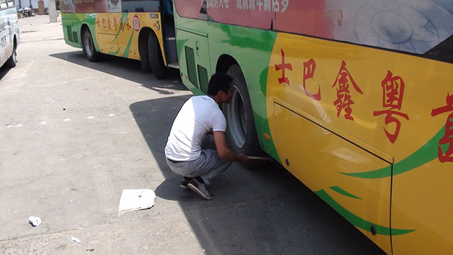 長(cháng)葛粵鑫客運公司司機檢查車(chē)輛,長(cháng)葛市粵鑫汽車(chē)運輸有限公司