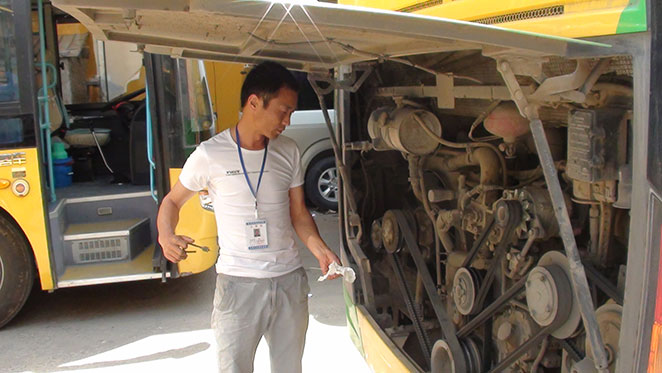 長(cháng)葛粵鑫客運公司司機檢查車(chē)輛,長(cháng)葛市粵鑫汽車(chē)運輸有限公司