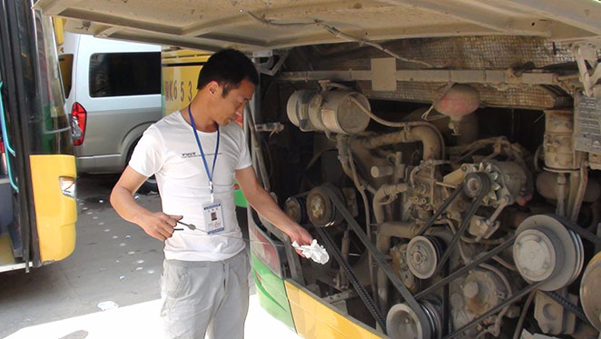 長(cháng)葛粵鑫客運公司司機檢查車(chē)輛,長(cháng)葛市粵鑫汽車(chē)運輸有限公司