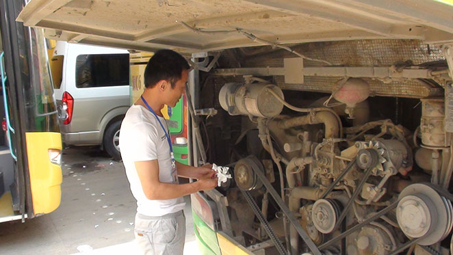 長(cháng)葛粵鑫客運公司司機檢查車(chē)輛,長(cháng)葛市粵鑫汽車(chē)運輸有限公司