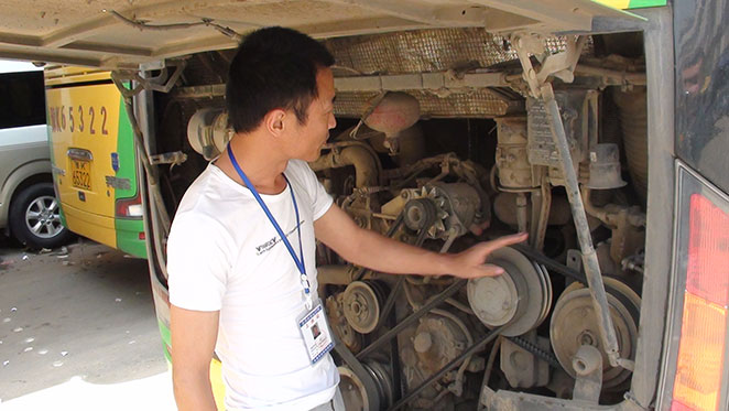 長(cháng)葛粵鑫客運公司司機檢查車(chē)輛,長(cháng)葛市粵鑫汽車(chē)運輸有限公司